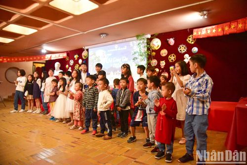 “Tùng dinh dinh dinh dinh tùng dinh dinh, ánh sao Bác Hồ tỏa sáng nơi nơi”, giai điệu rộn ràng mà rất đỗi quen thuộc được các cháu trình bày như lời nhắc nhở với bất kỳ ai về những kỷ niệm tuổi thơ trong mỗi dịp tết đoàn viên.