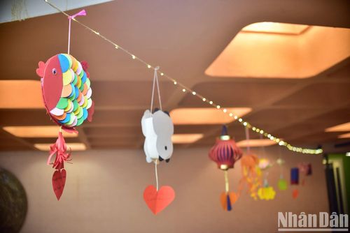Những chiếc đèn lồng do các các em nhỏ hoàn thành không thể thiếu trong đêm hội, làm cho Tết Trung thu ở Đại sứ quán Việt Nam tại Pháp thêm phần rực rỡ.
