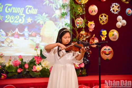 Tại buổi liên hoan, các cháu thiếu nhi hăng hái tham gia biểu diễn các tiết mục văn nghệ sở trường.