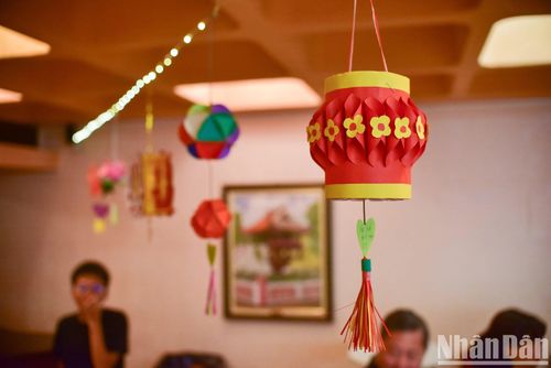 Những chiếc đèn lồng đủ loại màu sắc, đa dạng về chất liệu, gây ấn tượng mạnh cho ban giám khảo về sự thông minh, tài tình và khéo léo của các bạn nhỏ, khi tận dụng được những vật phẩm tái chế, thân thiện với môi trường.