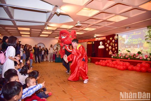 Bước đi nhịp nhàng của ông Địa với chiếc quạt to phe phẩy, cùng bước nhảy rộn ràng của chú lân khiến bất cứ thế hệ nào, lứa tuổi nào của các cơ quan đại diện Việt Nam tại Pháp cũng đều vẹn nguyên sự háo hức mong chờ.