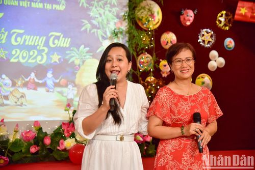 Để con em cán bộ các cơ quan đại diện Việt Nam có những kỷ niệm khó quên về một Tết Trung thu cổ truyền, Đại sứ quán Việt Nam tại Pháp đã phát động cuộc thi dành cho các bạn nhỏ với tên gọi “Đêm rằm phá cỗ” để khuyến khích các cháu tự làm những chiếc đèn lồng mang dấu ấn của mình.
