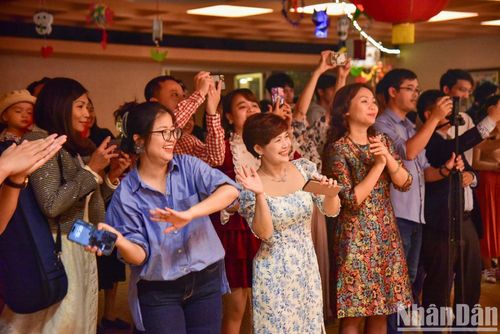 Cán bộ các cơ quan đại diện Việt Nam tại Pháp tất bật chuẩn bị Tết Trung thu cho con trẻ, nhưng cũng như được trở về với Tết Trung thu trong miền ký ức tuổi thơ của mình.