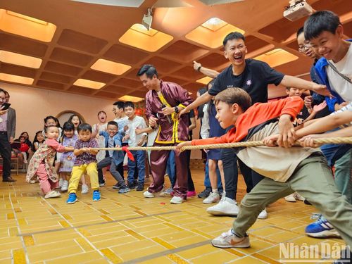 Các trò chơi dân gian như kéo co vẫn luôn được mong chờ bởi các bạn nhỏ.