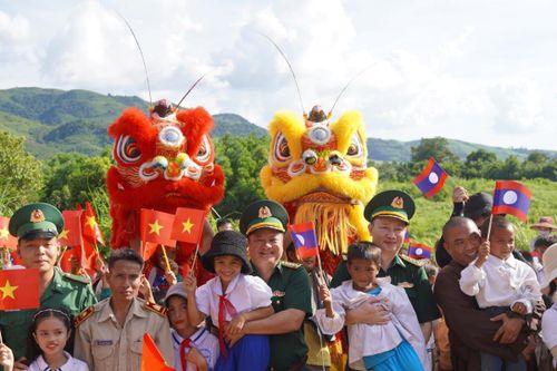 Ban Tổ chức Chương trình “Thiếu nhi Việt - Lào vui hội trăng rằm nơi biên giới” vui đón Trung thu cùng các em nhỏ Việt Nam, Lào. Ảnh: Trúc Hà
