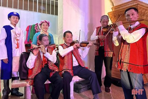 Bà Phạm Thị Vân cùng các thành viên đoàn thị xã Hồng Lĩnh đã có những trải nghiệm thú vị trong suốt quá trình tham gia liên hoan.