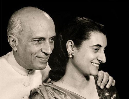Jawaharlal Nehru và Indira Gandhi.