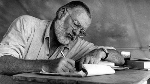 Nhà văn Hemingway.
