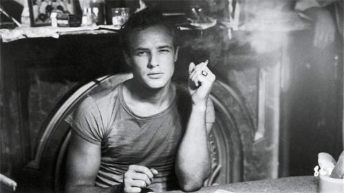 Marlon Brando.Thế nhưng, đằng sau những ánh hào quang đó, Marlon Brando lại có một cuộc sống hết sức buông thả, phóng đãng.Ông từng kết hôn 3 lần, còn người tình của ông thì nhiều vô kể, bởi vậy cũng không có gì ngạc nhiên khi báo chí Mỹ thống kê rằng ông có cả thảy tới 9 người con, thế nhưng hồ sơ của cảnh sát lại cho thấy một con số kinh ngạc hơn nhiều... 15 người, còn dư luận thì cho rằng, ông ta có tới 25 người con.Tuy nhiên, cho dù chính xác ông có bao nhiêu người con đi chăng nữa thì điều đáng tiếc là, với tiền bạc và danh tiếng của mình, ông đã không thể mang lại một cuộc sống hạnh phúc cho bất kỳ người con nào, tất cả con ông sau này đều có một cuộc sống đầy ác mộng, người thì phạm tội giết người, người tự sát, những người còn lại hoặc sống lưu lạc hoặc tranh giành, đấu đá lẫn nhau.Ngày 1/7/2004, Brando mất vì suy giảm chức năng phổi, thế nhưng sau khi ông mất, báo chí lập tức tuyên bố, tài sản của ông đã không còn giá trị gì. Ông không những phải dựa vào đồng trợ cấp hưu của chính phủ mà vẫn còn nợ đọng ngân hàng số tiền lên đến 1,1 triệu bảng Anh. Sau cái chết của Brando, các cháu trong dòng họ nhà Brando cũng gặp bất hạnh, có người sinh ra đã bị què quặt, có người bị bỏ rơi, bị từ chối...