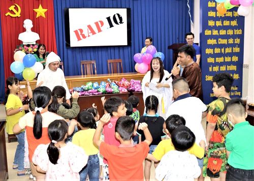 Sự xuất hiện của nhóm “chị Hằng”, “chú Cuội” và “Thỏ ngọc” đã làm cho Tết Trung thu của các cháu thêm sôi động