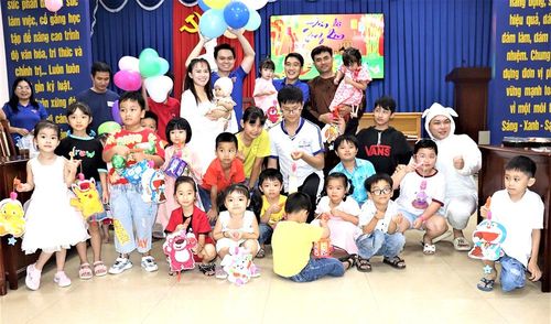 Niềm vui như được nhân đôi vì các cháu còn được nhận quà, đèn Trung thu trước khi “Đêm hội trăng rằm” khép lại
