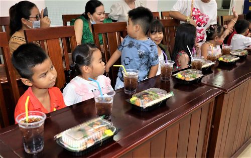 Món Sushi ưa thích của các cháu cũng được các anh, chị đoàn viên trong Ban Chấp hành Chi đoàn Công ty Cổ phần Môi trường đô thị An Giang chuẩn bị