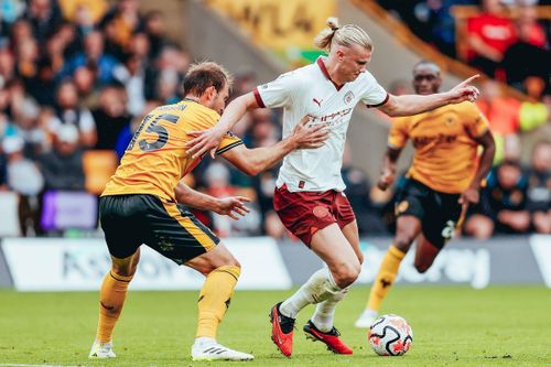 Haaland bị trung vệ Wolves Craig Dawson ngăn cản trong một pha đi bóng trên sân Molineux ngày 30/9.