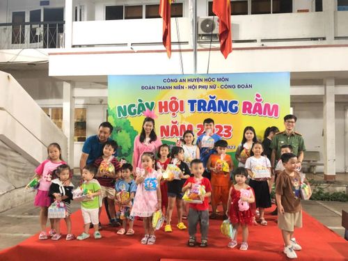 Ban chỉ huy và CBCS Công an quận 12 thăm hỏi và tặng quà cho các cháu thiếu nhi tại Mái ấm Minh Tâm ở P.Thới An, Q12