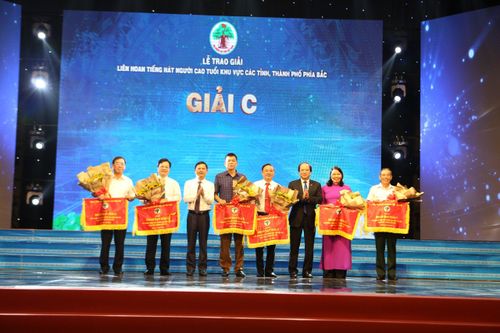 Ban tổ chức Liên hoan tiếng hát người cao tuổi Việt Nam trao giải C cho các đội.
