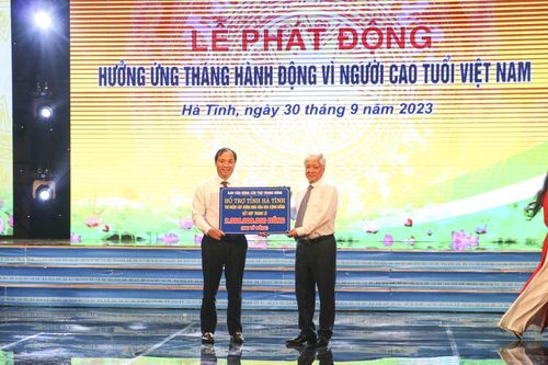 Dịp này, Chủ tịch UBTƯ MTTQ Việt Nam Đỗ Văn Chiến hỗ trợ tỉnh Hà Tĩnh xây dựng Nhà văn hóa cộng đồng kết hợp tránh trú bão lũ số tiền 2 tỷ đồng.