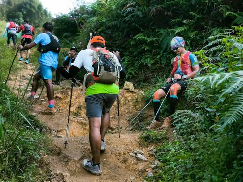 Vận động viên 100km ngồi nghỉ khi cách đích đến khoảng 30 km