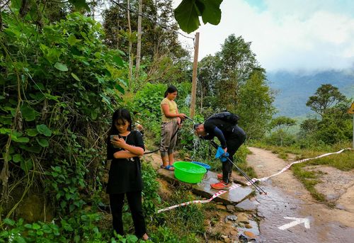 Thời tiết oi nóng, cô gái đồng bào kéo nước ra trước nhà để vận động viên làm mát cơ thể... với giá 5.000 đồng/người