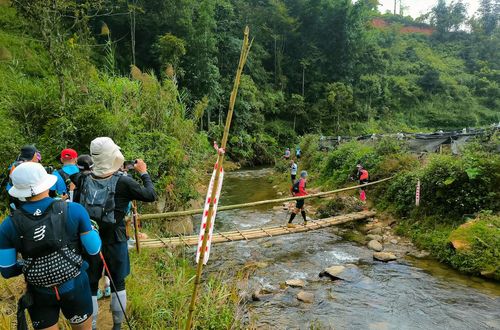 Cây cầu tạm được dựng lên khi có VMM để vận động viên qua suối an toàn hơn