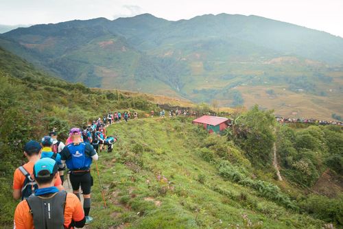 Các vận động viên theo đường mòn để từng bước tiến vào rừng