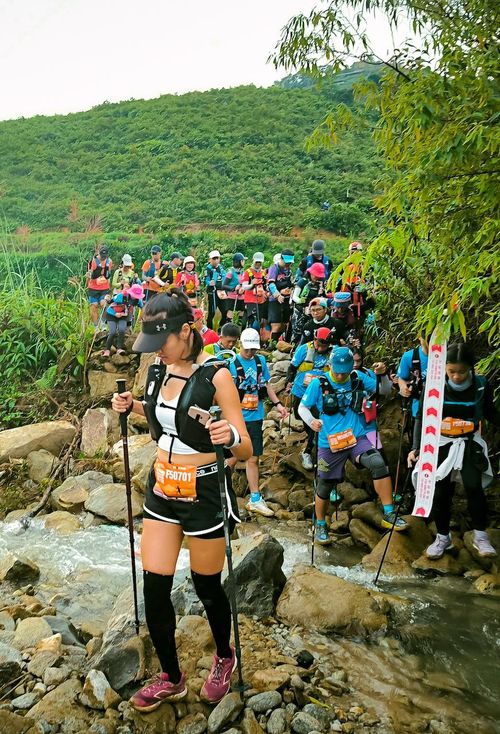 Trước một con suối trơn trượt, mọi người phải xếp hàng để lần lượt vượt qua