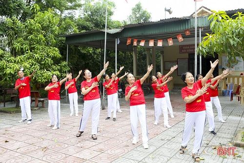 Buổi tập luyện của CLB dưỡng sinh của NCT thôn Đại Đồng (xã Thạch Long, Thạch Hà).