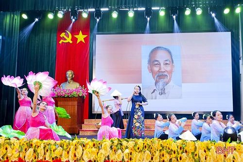Tiết mục “Người về thăm quê” của Đội văn nghệ NCT Thạch Long đạt giải nhất Liên hoan Tiếng hát Người cao tuổi huyện Thạch Hà năm 2023.
