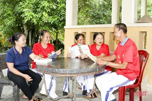 Nỗ lực góp phần xây dựng các thiết chế văn hóa đã góp phần nâng cao đời sống tinh thần cho NCT. Trong ảnh: Các hội viên NCT thôn Đại Đồng (Thạch Long, Thạch Hà) đọc sách tại nhà văn hóa thôn.