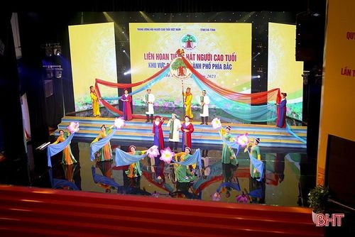 Tiết mục tổ khúc ví, giặm của Đoàn văn nghệ NCT Hà Tĩnh tham gia Liên hoan Tiếng hát Người cao tuổi khu vực các tỉnh/thành phía Bắc, được tổ chức tại TP Hà Tĩnh.