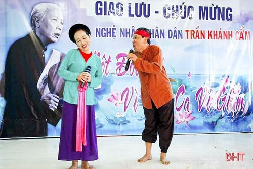 Dù năm nay đều đã đến tuổi “xưa nay hiếm” nhưng vợ chồng Nghệ nhân ưu tú Phạm Thế Nhuần và Nghệ nhân nhân dân Vũ Thị Thanh Minh (ở xã Cẩm Mỹ, huyện Cẩm Xuyên) vẫn say sưa với công tác bảo tồn và phát huy di sản dân ca ví, giặm.