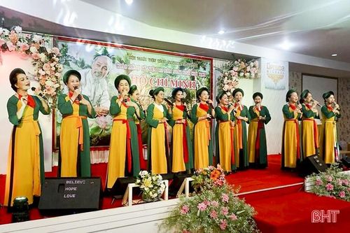 CLB Dân ca, dân vũ Thành Sen (TP Hà Tĩnh) biểu diễn trong chương trình kỷ niệm 133 năm ngày sinh của Chủ tịch Hồ Chí Minh và kỷ niệm 47 năm Ngày thiết lập quan hệ ngoại giao giữa Vương quốc Thái Lan và Việt Nam.