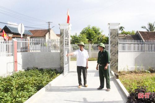 Lê Công Hồng (72 tuổi, bên trái) ở thôn Tân Thượng, xã Thiên Lộc (Can Lộc) hiến 103m2 đất, trị giá hàng trăm triệu đồng để cùng bà con xây dựng khu dân cư NTM kiểu mẫu.
