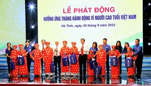 Bí thư Trung ương Đảng, Chủ tịch Ủy ban Trung ương Mặt trận Tổ quốc Việt Nam Đỗ Văn Chiến, Chủ tịch Hội Người cao tuổi Việt Nam Nguyễn Thanh Bình và Bí thư Tỉnh ủy Hà Tĩnh Hoàng Trung Dũng trao quà cho các cụ tròn 100 tuổi của tỉnh Hà Tĩnh