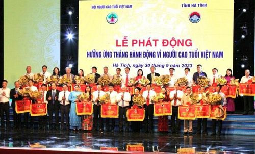 Ban tổ chức trao giải A, B, C toàn đoàn cho các đơn vị xuất sắc tại Liên hoan tiếng hát NCT khu vực 1