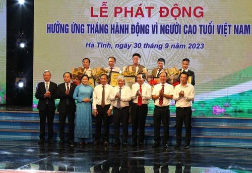 Lãnh đạo Đảng, Nhà nước, Hội NCT Việt Nam và tỉnh Hà Tĩnh tặng giấy chứng nhận và hoa tôn vinh các tập thể, cá nhân có nhiều đóng góp trong sự nghiệp chăm sóc, phát huy vai trò NCT