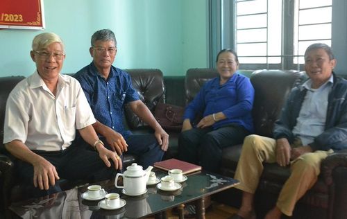 Những người cao tuổi ở huyện Ia Grai chia sẻ kinh nghiệm làm kinh tế giỏi. Ảnh: H.C