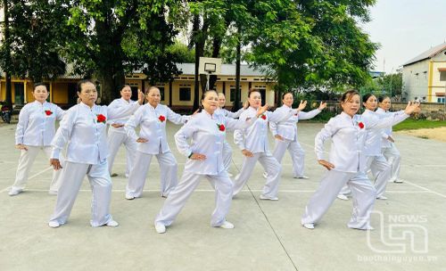 Câu lạc bộ dưỡng sinh tổ dân phố Hưng Thịnh, phường Trung Thành (TP. Phổ Yên), biểu diễn bài Đường quyền.