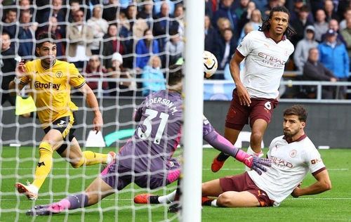 Ruben Dias đá phản vào lưới nhà