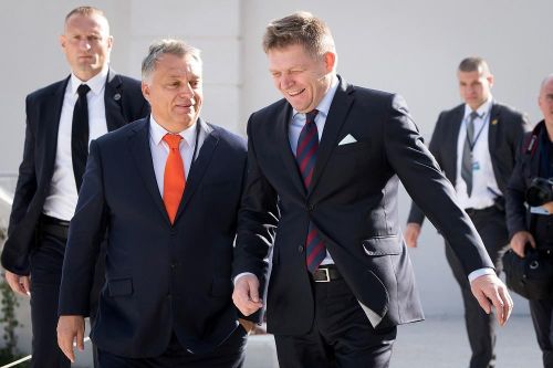 Sự kết hợp giữa ông Robert Fico (phải) và Thủ tướng Hungary Viktor Orban (trái), hai chính trị gia có lập trường cứng rắn, có thể khiến EU, NATO cũng như Ukraine gặp khó. (Nguồn: AFP/Getty Images)