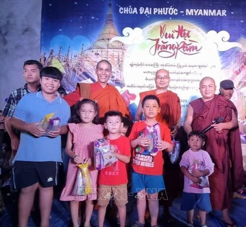 Tặng quà Tết Trung Thu cho thiếu nhi. Ảnh: TTXVN phát