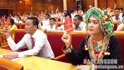 Các đại biểu biểu quyết thông qua chương trình, nội quy, quy chế làm việc tại Đại hội