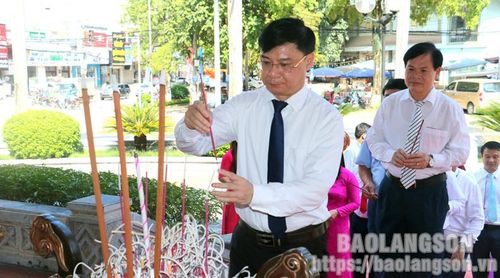 Lãnh đạo Hội Nông dân tỉnh dâng hương tại Khuôn viên lưu niệm Chủ tịch Hồ Chí Minh