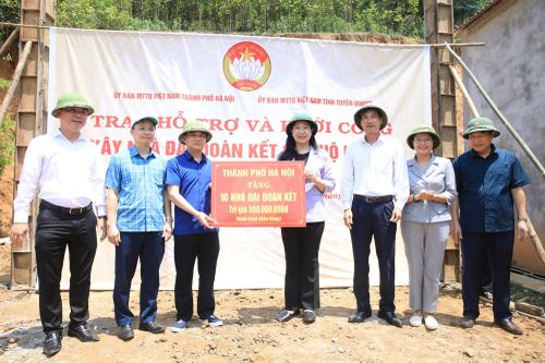 Chủ tịch Ủy ban MTTQ TP Hà Nội Nguyễn Lan Hương tặng nhà Đại đoàn kết tại tỉnh Tuyên Quang.