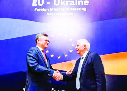 Ngoại trưởng Ukraine Dmytro Kuleba (trái) và Đại diện cấp cao về chính sách an ninh và đối ngoại của EU Josep Borrell