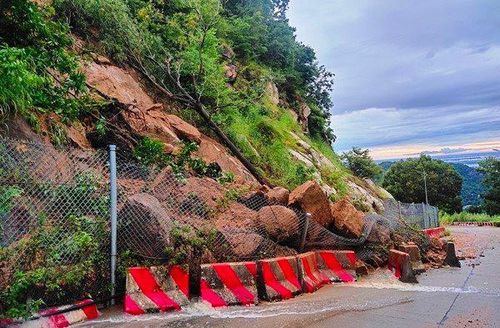 Hiện trường vụ sạt lở đường lên núi Cấm- Ảnh: A.N