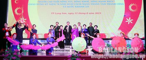 Tiết mục hát, múa của CLB văn nghệ NCT thành phố Lạng Sơn trong chương trình giao lưu với CLB văn nghệ NCT các tỉnh: Bắc Ninh, Bắc Giang, Cao Bằng