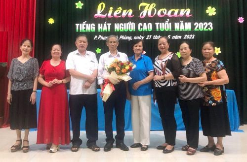 Các thành viên Chi hội Người cao tuổi tổ 10 tham gia Liên hoan tiếng hát người cao tuổi năm 2023 do Hội Người cao tuổi phường Phan Đình Phùng tổ chức.