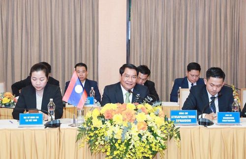 Đồng chí Athsaphangthong Siphandone, Ủy viên Trung ương Đảng, Phó Bí thư Thành ủy, Đô trưởng Thủ đô Viêng Chăn cùng đoàn đại biểu cấp cao Thủ đô Viêng Chăn tại buổi hội đàm. Ảnh: Vân Vương