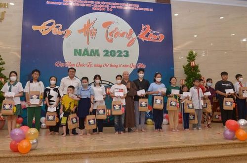 Hòa thượng Thích Lệ Trang, Trưởng ban Trị sự GHPGVN TP.HCM trao quà đến 100 em nhỏ có hoàn cảnh khó khăn, mồ côi cha, mẹ trong đại dịch Covid-19