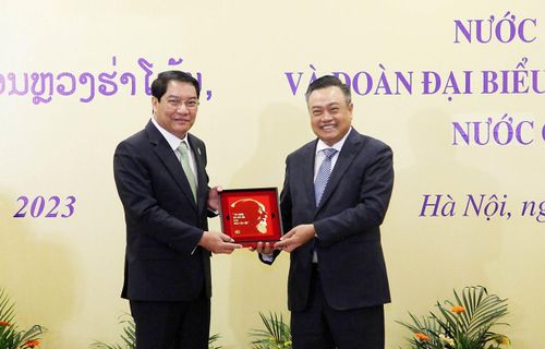 Chủ tịch UBND thành phố Hà Nội Trần Sỹ Thanh trao quà lưu niệm tặng Đô trưởng Thủ đô Viêng Chăn (Lào) Athsaphangthong Siphandone.